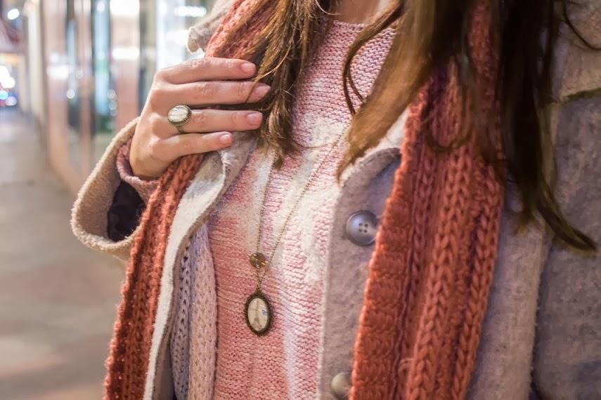 tendencias, vestir a capas, abrigos, bufanda, look otoño, alicante, blog moda, blog alicante, tonos rosas, color rosa, gris, botas, como combinar, borreguito, bySan, París, 
