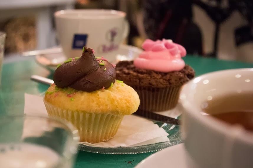 tendencias, vestir a capas, abrigos, bufanda, look otoño, alicante, blog moda, blog alicante, tonos rosas, color rosa, gris, botas, como combinar, borreguito, bySan, París, cupcakes