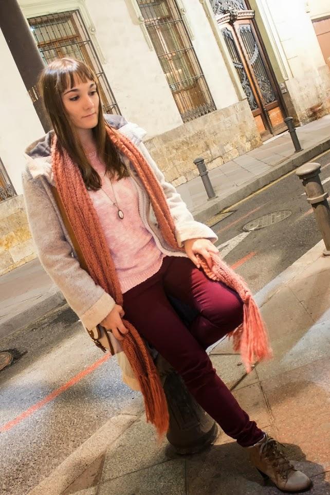 tendencias, vestir a capas, abrigos, bufanda, look otoño, alicante, blog moda, blog alicante, tonos rosas, color rosa, gris, botas, como combinar, borreguito, bySan, París, 