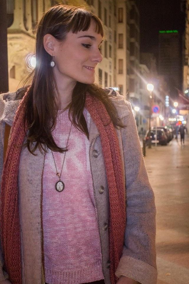 tendencias, vestir a capas, abrigos, bufanda, look otoño, alicante, blog moda, blog alicante, tonos rosas, color rosa, gris, botas, como combinar, borreguito, bySan, París, 