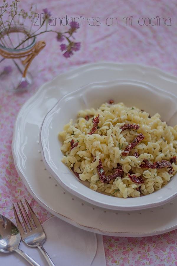 Hélices con queso crema y tomate deshidratado