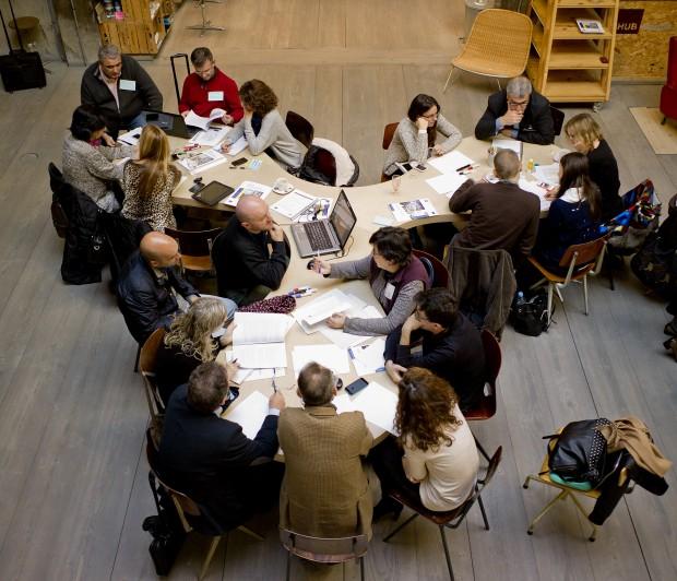 Trabajando en grupos por ciudades y por temáticas