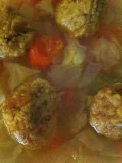 Sopa de repollo con bolitas de garbanzos al curry