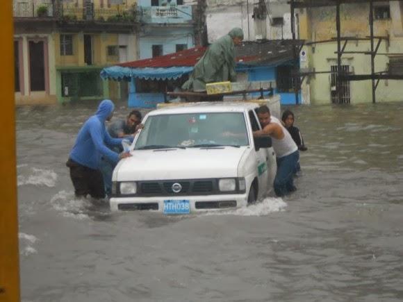Más de 400 familias evacuadas y varios derrumbes en La Habana por intensas lluvias