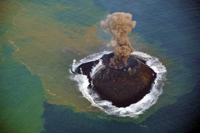 Erupción submarina en Japón forma nueva isla