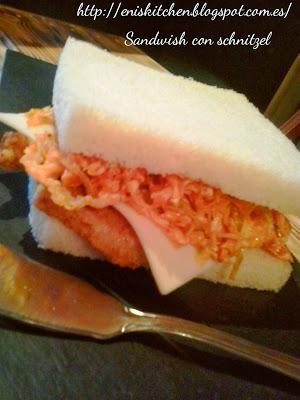 El sandwish de mama!   Sandwish con schnitzel , ensalada de col al aliño curry