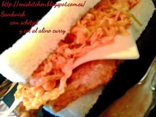 El sandwish de mama!   Sandwish con schnitzel , ensalada de col al aliño curry