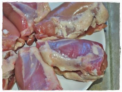 Rulos de Pollo Rellenos de Verduritas y Jamón Serrano con Salsa de Mostaza sobre Cus-Cus