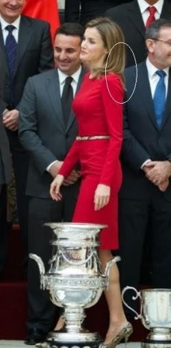 Dña. Letizia, media melena,  rojo y  serpiente,  en los Premios Nacionales del Deporte