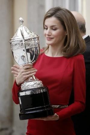 Dña. Letizia, media melena,  rojo y  serpiente,  en los Premios Nacionales del Deporte