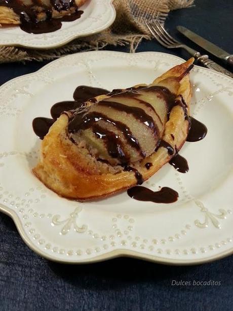 PERAS EN HOJALDRE RELLENA DE NUECES Y BAÑADAS EN CHOCOLATE PERAS EN HOJALDRE RELLENA DE NUECES Y BAÑADAS EN CHOCOLATE