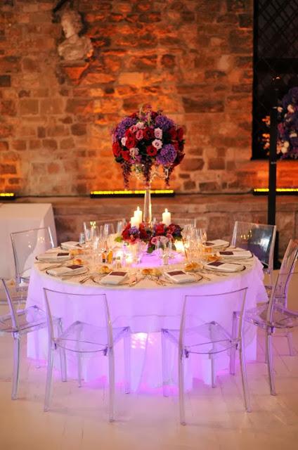 Es Tendencia: mesas de banquetes de boda iluminadas por debajo