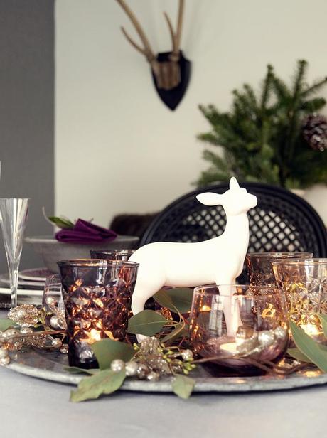 Ideas para poner la mesa en navidad, añade color purpura y color.
