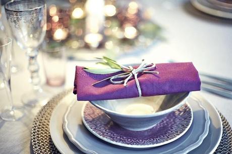 Ideas para poner la mesa en navidad, añade color purpura y color.
