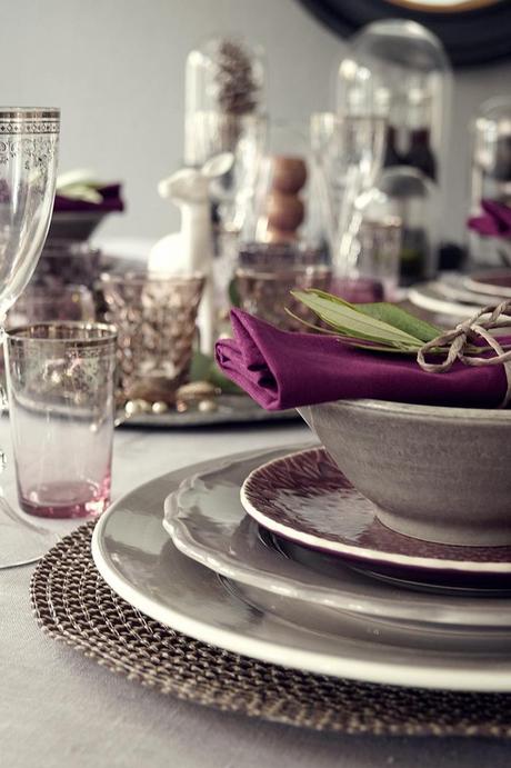 Ideas para poner la mesa en navidad, añade color purpura y color.