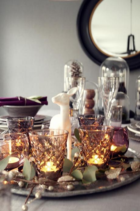 Ideas para poner la mesa en navidad, añade color purpura y color.