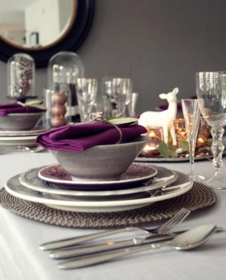 Ideas para poner la mesa en navidad, añade color purpura y color.