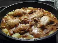 Pollo con rovellons (níscalos) y patatas