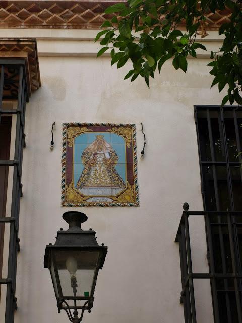 La Virgen de lo Reyes, en la Plaza de la Alianza.