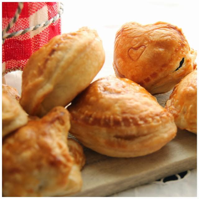 receta: chaussons de morcilla, chutney de cebolla y pera - chausson with morcilla, onion chutney and pear