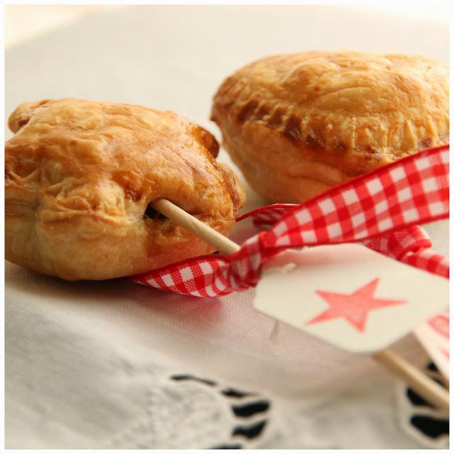 receta: chaussons de morcilla, chutney de cebolla y pera - chausson with morcilla, onion chutney and pear