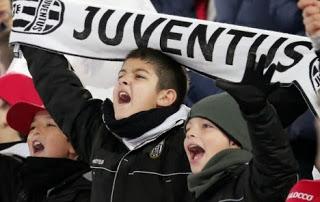 Los niños ocupan la grada cerrada a los ultras de la Juventus ... y les imitan