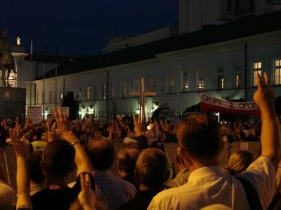 Polonia: Iglesia, gobierno intentan calmar ánimos sobre una cruz