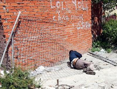 Drogadictos, ellos, allí, lejos.