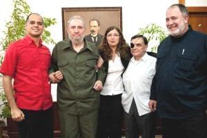 Fidel Castro es entrevistado por los periodistas venezolanos (de izquierda a derecha) Andrés Izarra, Vanessa Davies, Walter Martínez y Mario Silva