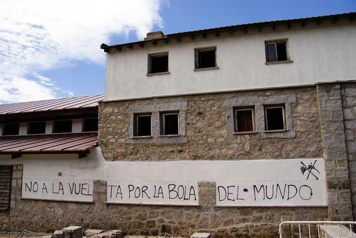 Aparecen decenas de pintadas en el Puerto de Navacerrada contra el PORN de la Especulación