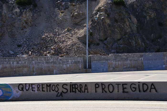 Aparecen decenas de pintadas en el Puerto de Navacerrada contra el PORN de la Especulación