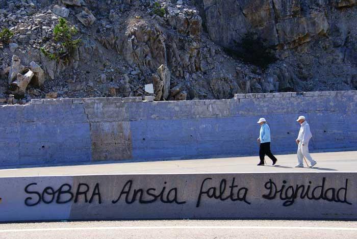 Aparecen decenas de pintadas en el Puerto de Navacerrada contra el PORN de la Especulación