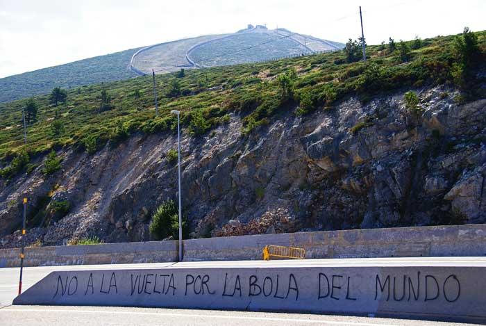 Aparecen decenas de pintadas en el Puerto de Navacerrada contra el PORN de la Especulación