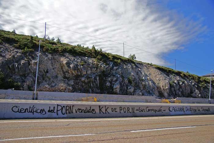 Aparecen decenas de pintadas en el Puerto de Navacerrada contra el PORN de la Especulación