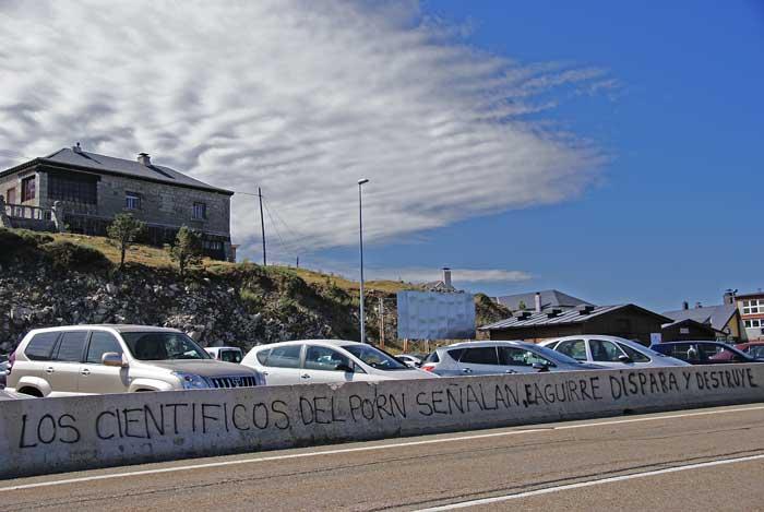 Aparecen decenas de pintadas en el Puerto de Navacerrada contra el PORN de la Especulación