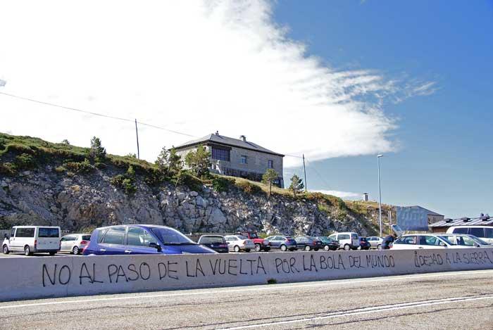 Aparecen decenas de pintadas en el Puerto de Navacerrada contra el PORN de la Especulación