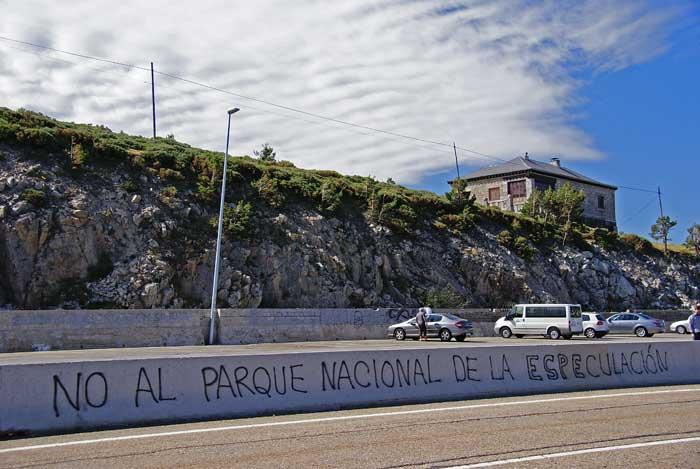 Aparecen decenas de pintadas en el Puerto de Navacerrada contra el PORN de la Especulación