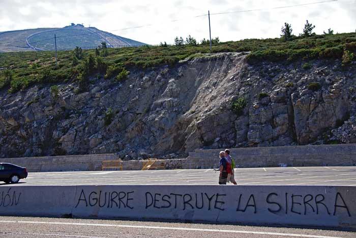 Aparecen decenas de pintadas en el Puerto de Navacerrada contra el PORN de la Especulación