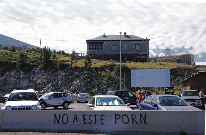 Aparecen decenas de pintadas en el Puerto de Navacerrada contra el PORN de la Especulación
