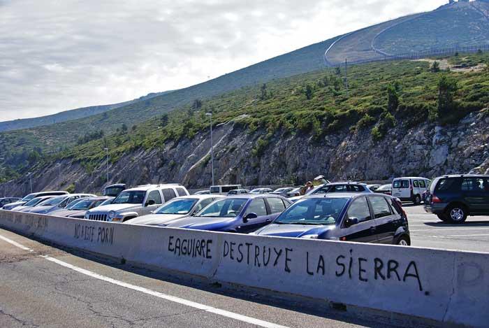 Aparecen decenas de pintadas en el Puerto de Navacerrada contra el PORN de la Especulación