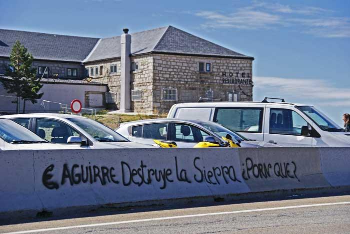 Aparecen decenas de pintadas en el Puerto de Navacerrada contra el PORN de la Especulación