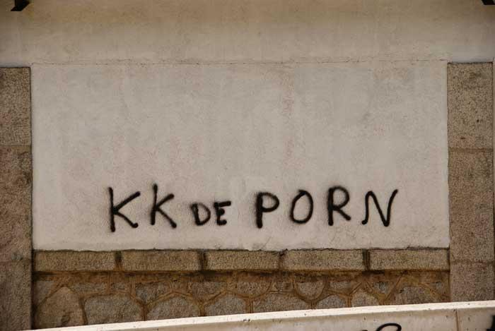 Aparecen decenas de pintadas en el Puerto de Navacerrada contra el PORN de la Especulación