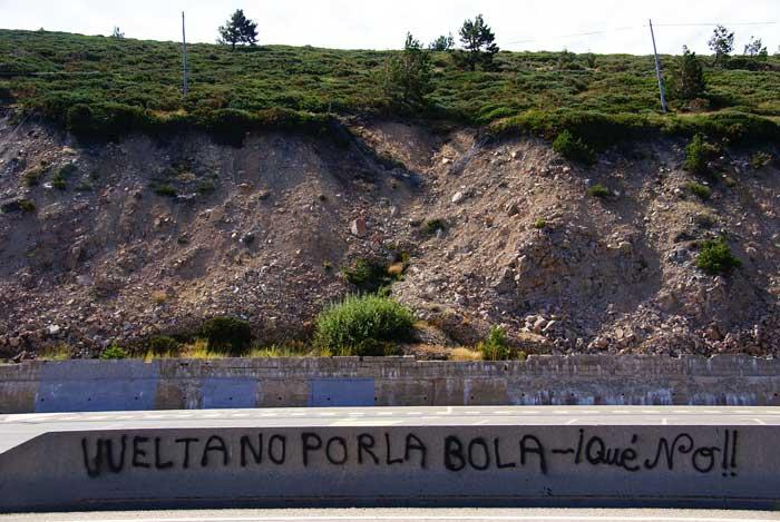 Aparecen decenas de pintadas en el Puerto de Navacerrada contra el PORN de la Especulación
