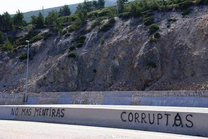 Aparecen decenas de pintadas en el Puerto de Navacerrada contra el PORN de la Especulación