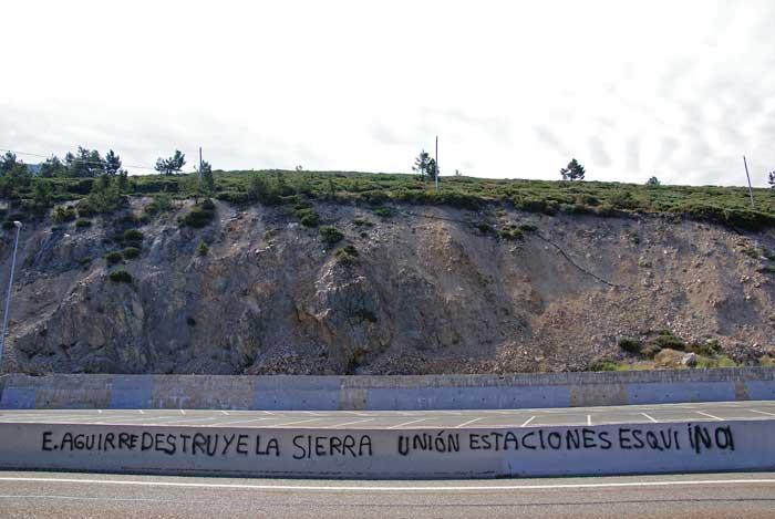 Aparecen decenas de pintadas en el Puerto de Navacerrada contra el PORN de la Especulación