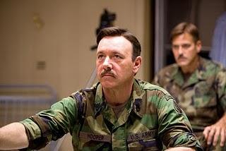 Los hombres que miraban fijamente a las cabras