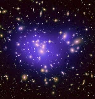 Imagen del cúmulo Abell 1689, en la que se aprecia como se 'doblan' las galaxias distantes debido a la materia oscura