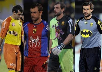 ARQUERO URUGUAYO USA EL ESCUDO DE BATMAN