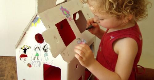 Casa de juguete de cartón reciclado