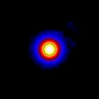 Imagen de un acercamiento al centro de la simulación que muestra la nube de gran densidad que se convertirá en el agujero negro supermasivo